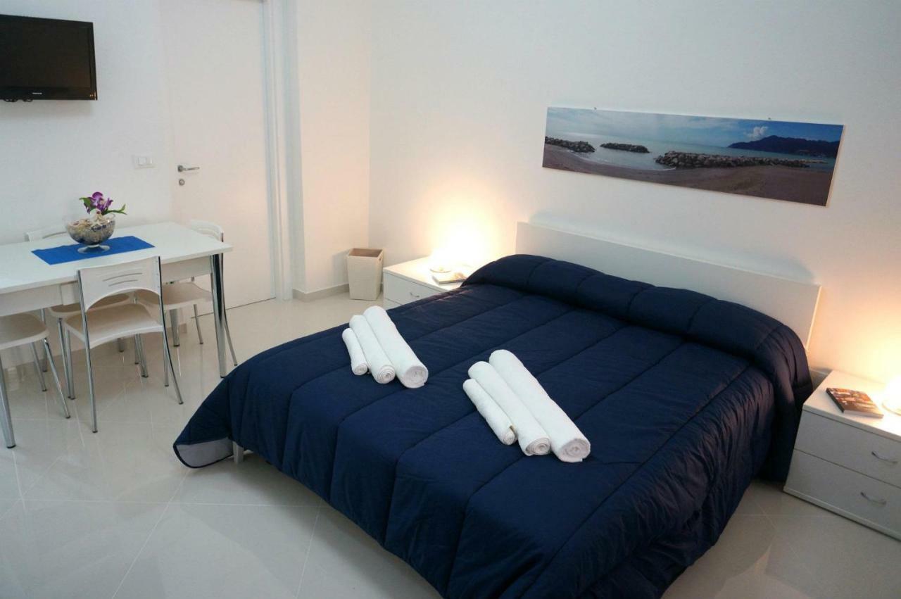 Bed and Breakfast Al Porticciolo à Salernes Extérieur photo
